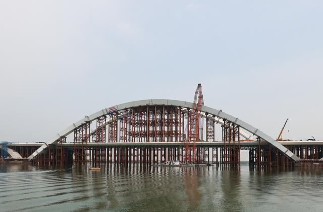 北京永定河畔京雄大桥实现合龙|北京市|中新社|高速公路_新浪新闻