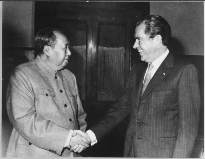 ▲&nbsp;1972年2月，毛泽东主席会见美国总统尼克松。此次会见是中美两国关系正常化的重要一步。