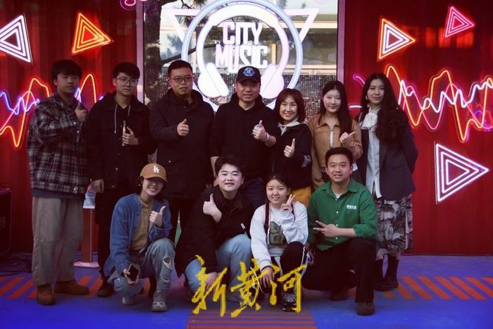 刘宇博和学生们 受访者供图