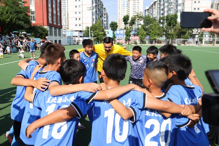 王大雷和小球员在一起 视觉中国供图