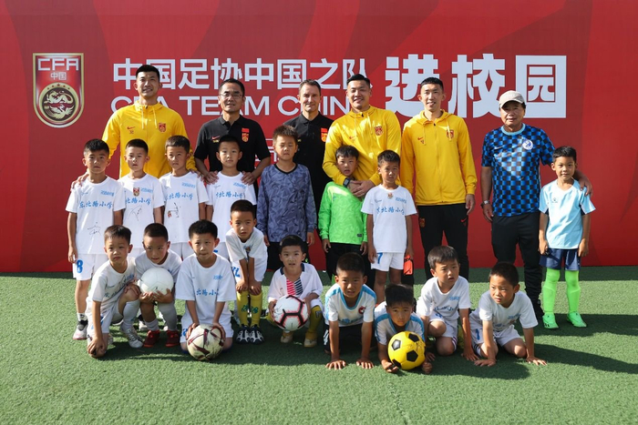 扬科维奇和国脚们与孩子们合影  视觉中国供图