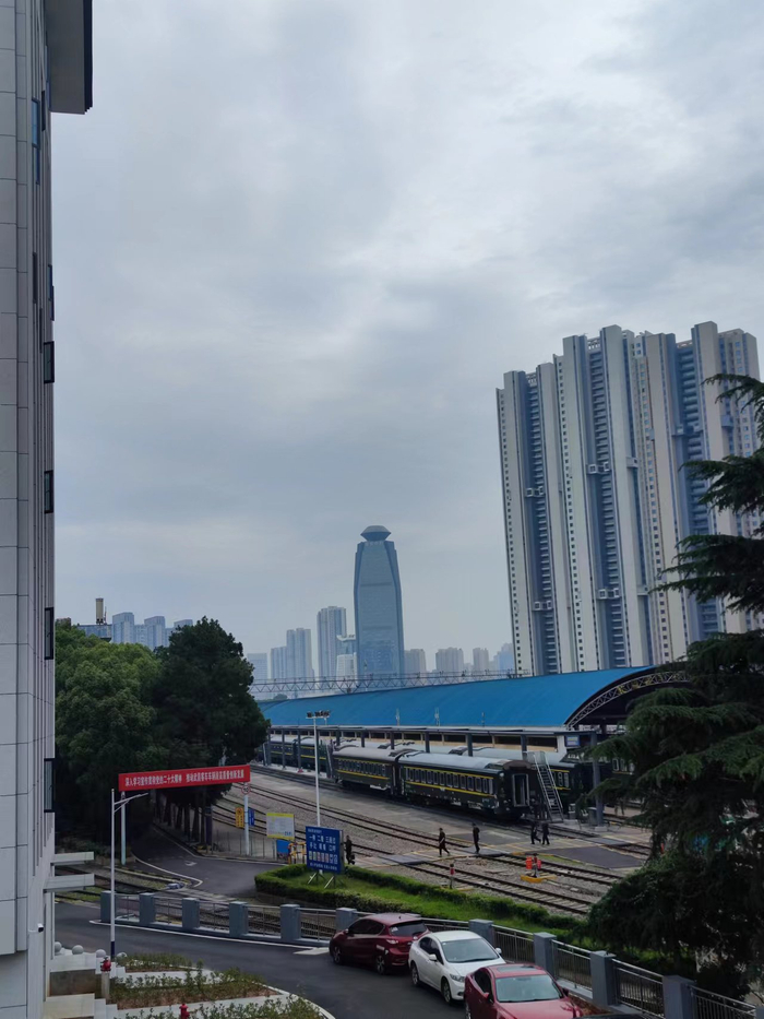 &nbsp;从井岗社区张黄新村旁的丁字桥南路向东望，能看到远处的和成中心。 新京报记者 赵敏 摄