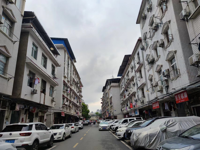 &nbsp;江宏新村小区，路两侧是村民的自建房。 新京报记者 赵敏 摄