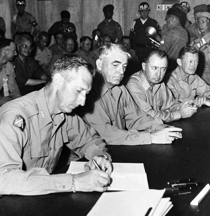 　▲&nbsp;1953年7月，“联合国军”总司令马克・克拉克在《朝鲜停战协定》上签字。
