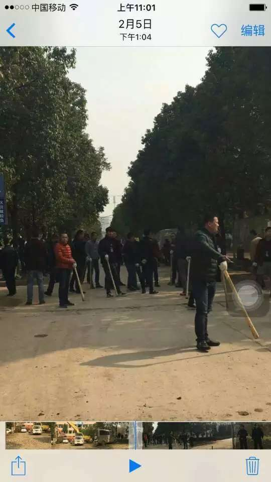 &nbsp;2016年2月，洪山区板桥村发生一起暴力强拆事件，不明人员带着洋镐把进行打砸。 受访者供图