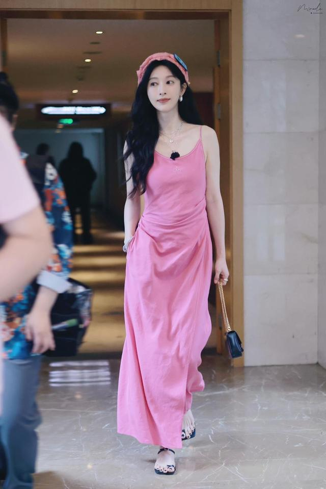 张俪私服真会穿粉色吊带裙配针织帽不知是冬天还是夏天