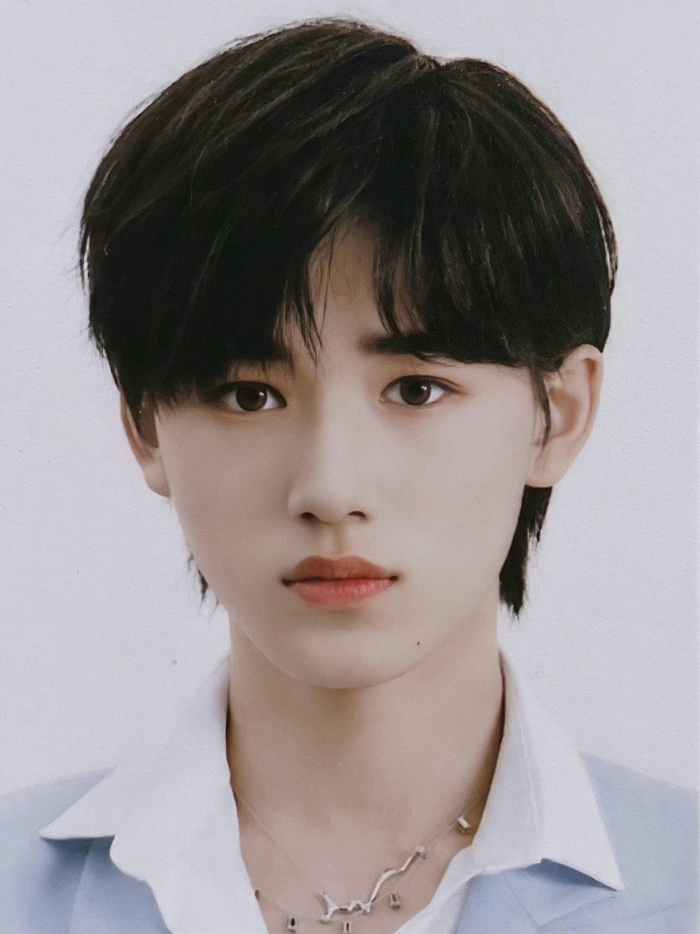 宋亚轩每张证件照都很能打!|宋亚轩_新浪新闻