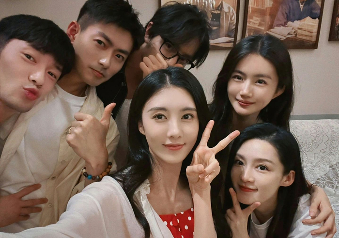 又捡到了好多肖战和别人的合照……|肖战_新浪新闻