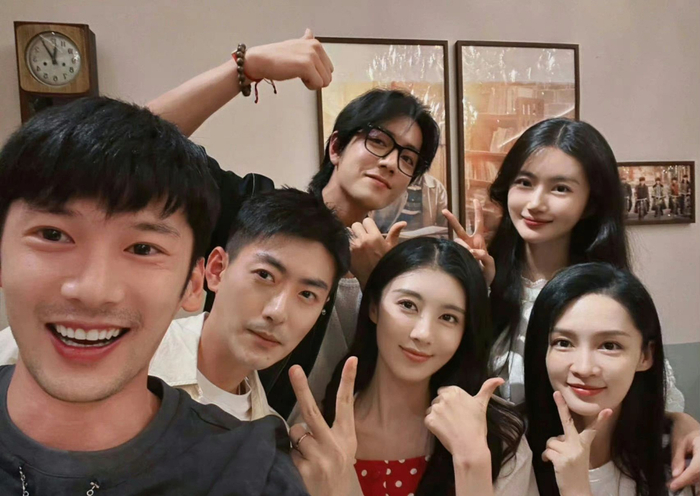 又捡到了好多肖战和别人的合照……|肖战_新浪新闻