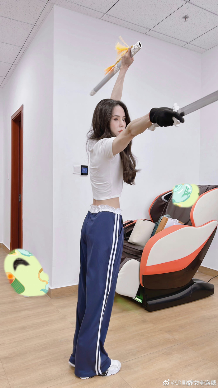 李若彤晒舞剑随拍,手臂肌肉线条瞩目|李若彤|手臂|肌肉_新浪新闻