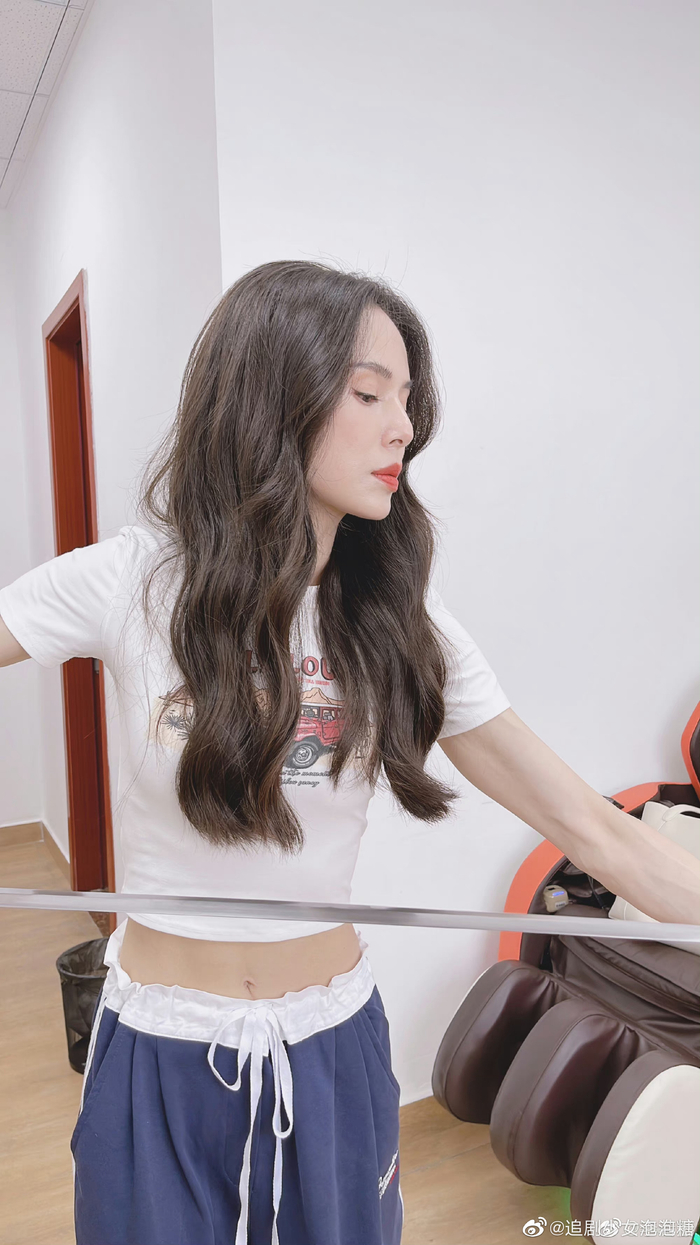 李若彤晒舞剑随拍,手臂肌肉线条瞩目|李若彤|手臂|肌肉_新浪新闻
