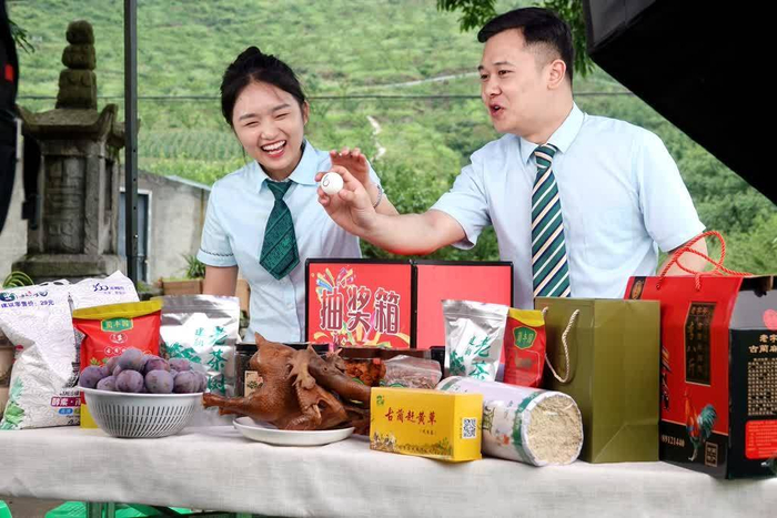 推动农产品从不愁卖到卖得好四川古蔺新农人直播带货带俏凤凰李