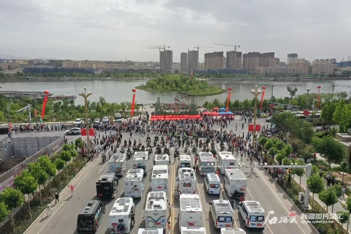 库车市在东湖广场举行独库公路发车仪式。 库车市融媒体中心供图