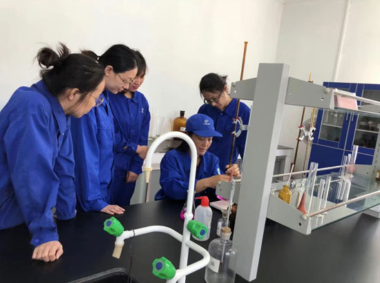 马秀丽（右二）在为年轻技工进行示范操作。