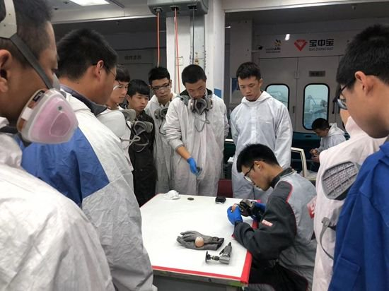 第44届世界技能大赛冠军蒋应成为学生展示技能。