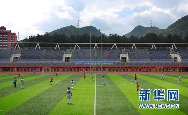6月18日，首场比赛由贵州省交通厅队对战花溪区医院足球队。新华网 卢志佳 摄
