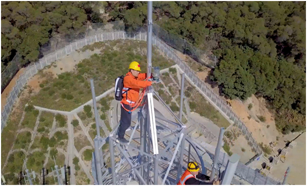 邱民芳在铁塔上检修设备。龙航 摄