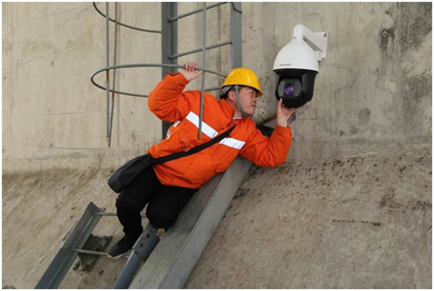 郑华调试健康监测系统监控器。南铁供图