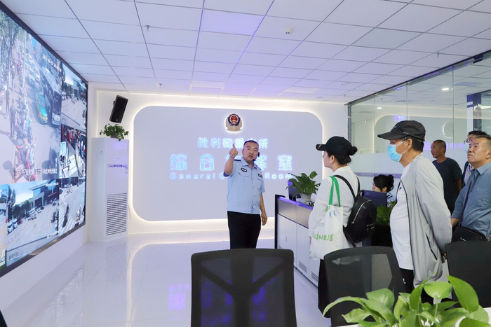 活动中,胜利街派出所所长张毅带领大家参观了接警大厅,户政大厅,综合
