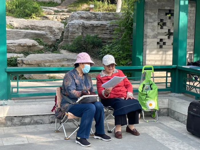 ▲公园内活动和休息的老人图源：卡乐图片 宁颖 摄