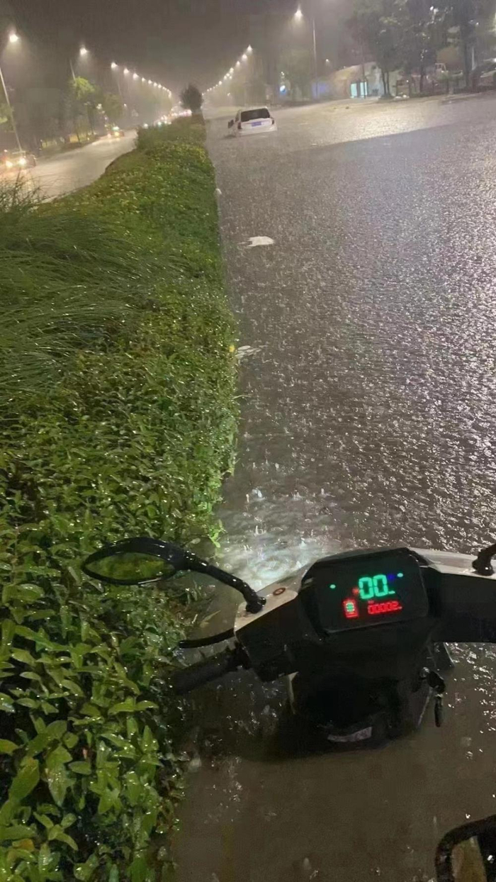 贵阳遭遇大暴雨，有城区发生城市内涝。图片来源：贵阳消防供图