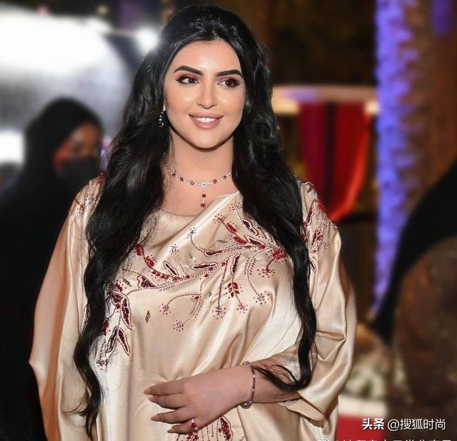 迪拜酋长私生女:曾衣着大胆作风开放,如今高贵大气风光出嫁|迪拜|酋长