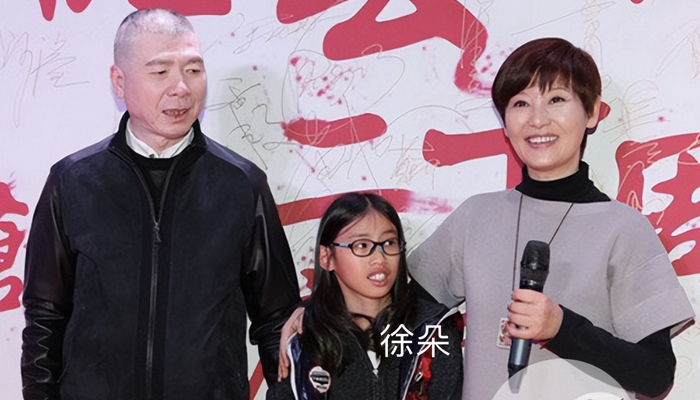 冯小刚养女父亲节晒合照,被指不是亲生,她霸气回怼:你管得好宽|徐朵