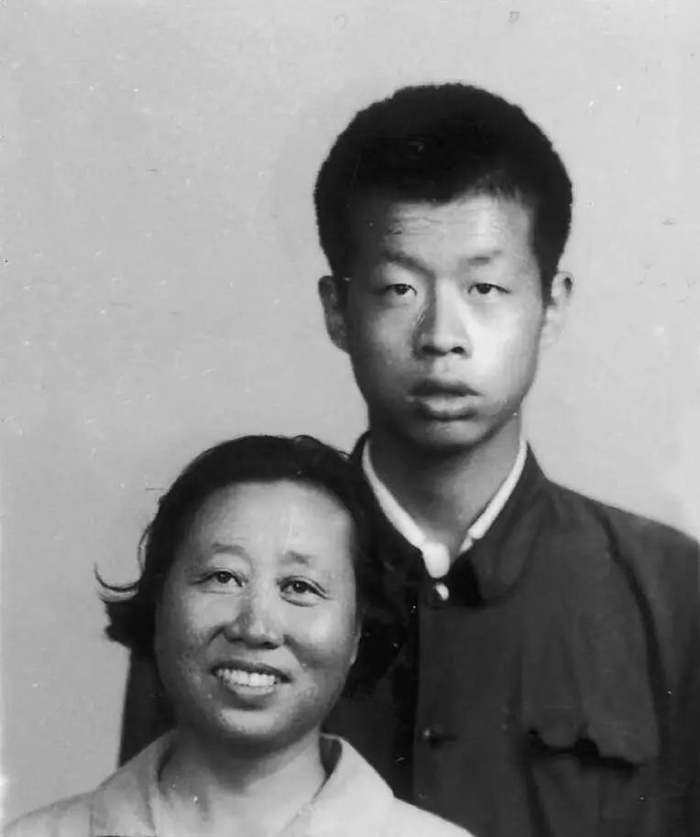 《王小波传》②|荒诞的现实,促成作家的诞生
