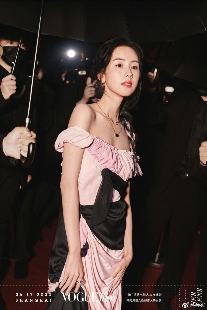 vogue分享一组红毯闪光灯大片……|vogue|闪光灯|欧阳娜娜_新浪新闻