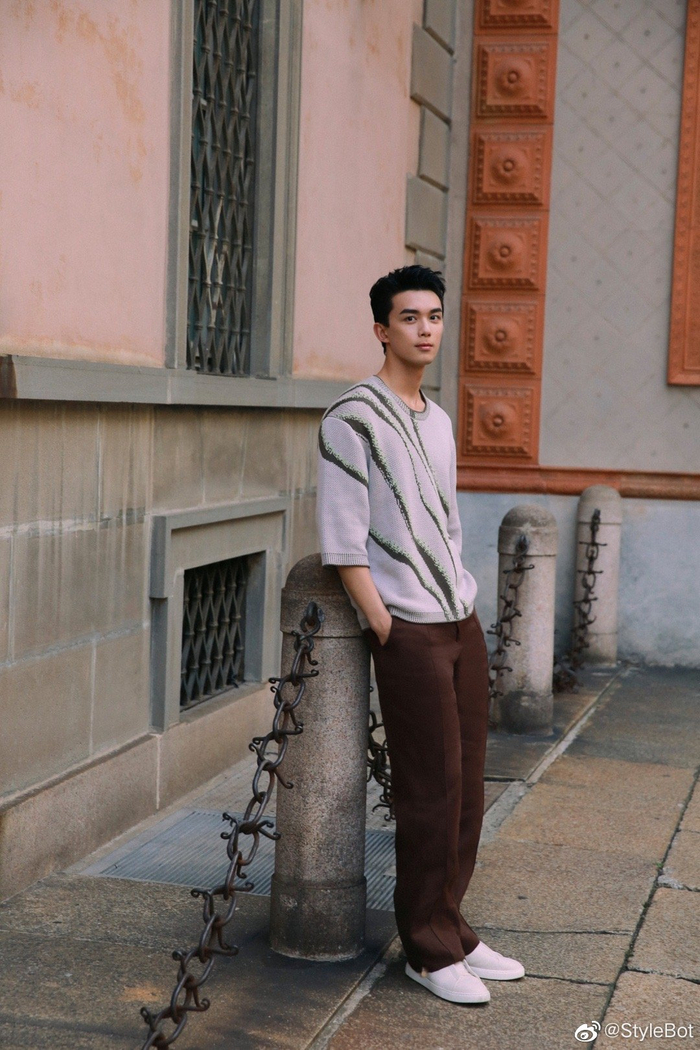 吴磊* 米兰街拍|吴磊|街拍_新浪新闻