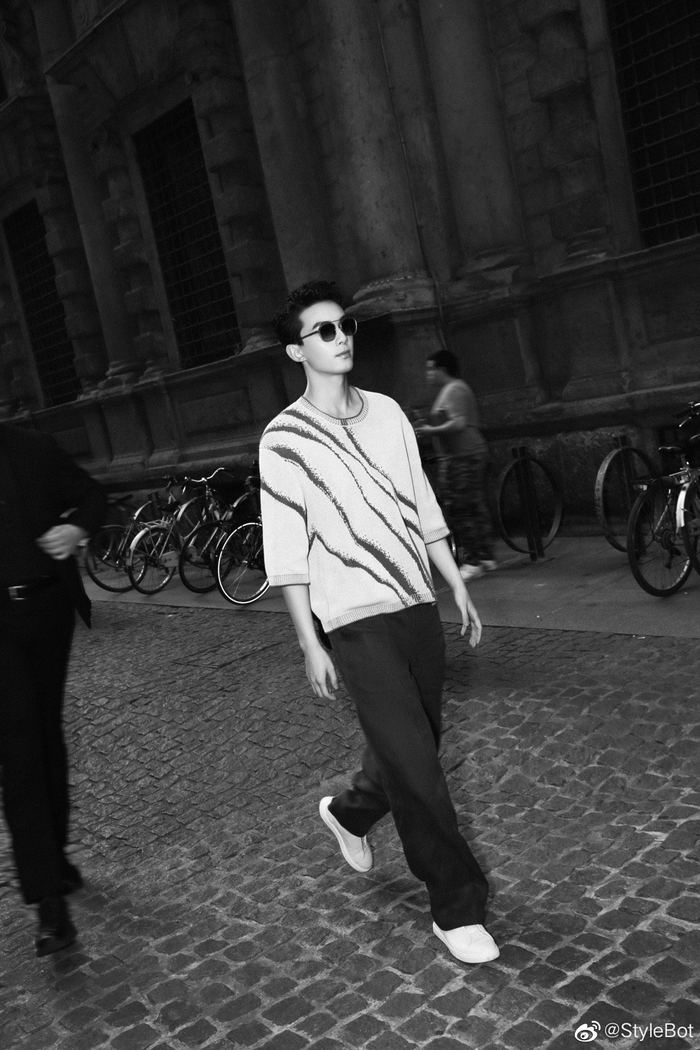 吴磊* 米兰街拍|吴磊|街拍_新浪新闻