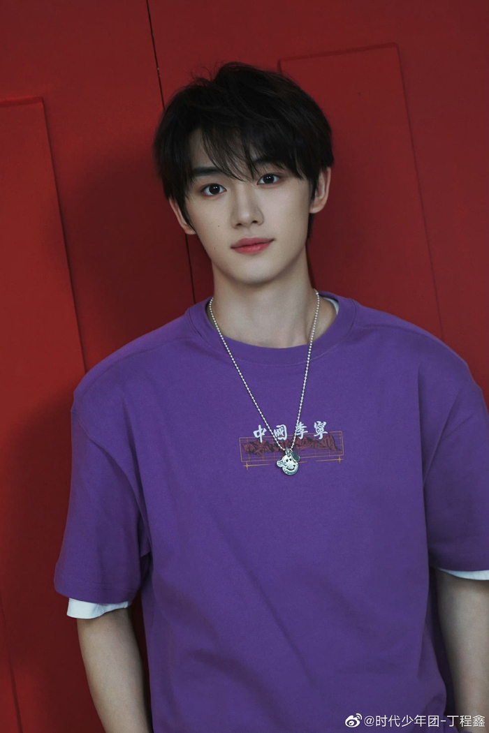 丁程鑫片场记录随拍 阳光帅气男大,谁不心动|丁程鑫|片场|心动_新浪