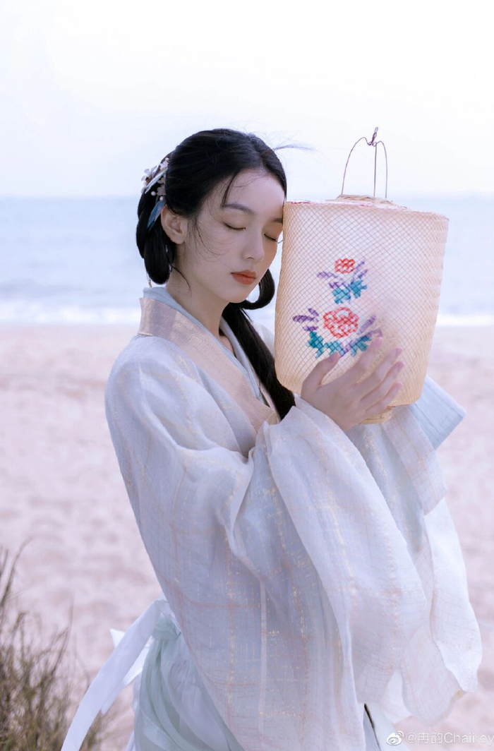 周也之前的这套古装写真,虽然不如撑伞那套出圈……|周也_新浪新闻