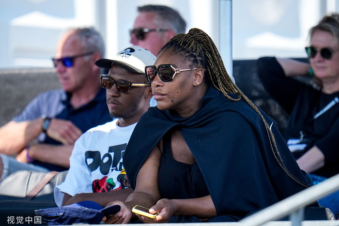 小威现场观战姐姐比赛。