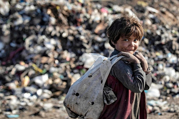 北部城市拉卡,附近一个农村流离失所者营地,一名儿童站在垃圾场附近