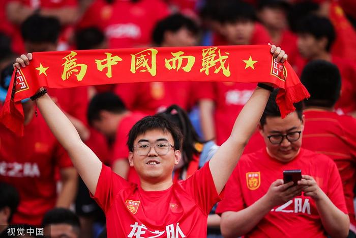 现场的中国队球迷。
