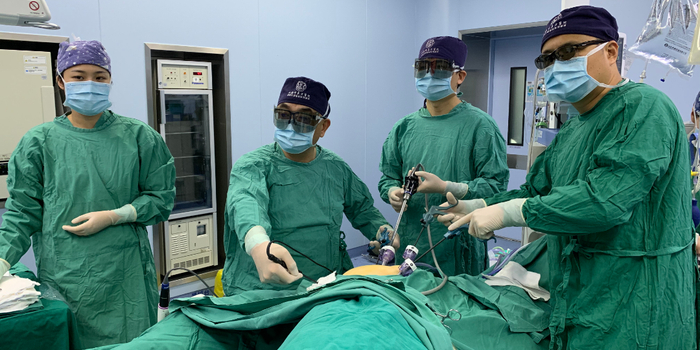 傅传刚团队在为患者做手术。（图片由受访者提供）