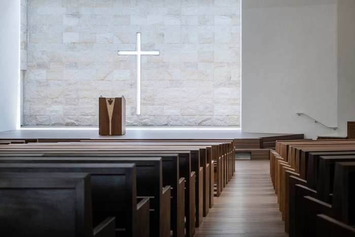 全天候漫射光线照亮讲台,与大堂间形成明暗对比,主墙明亮的十字架投射