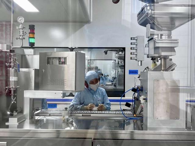 浙江省台州市一家制药企业的生产线。 中青报·中青网记者 李剑平/摄