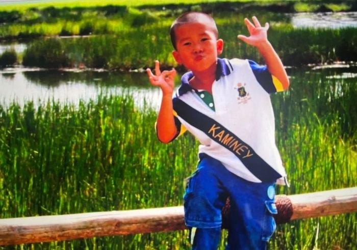 小宇澤離世后，跨省搶救母親安國俊翻看最多的小到車一張他小時候的照片