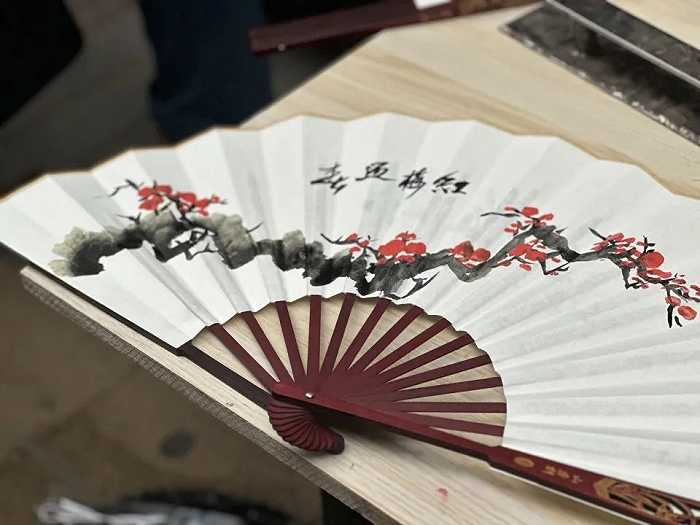 张玲求得的梅花折扇，时代财经王莹岭摄