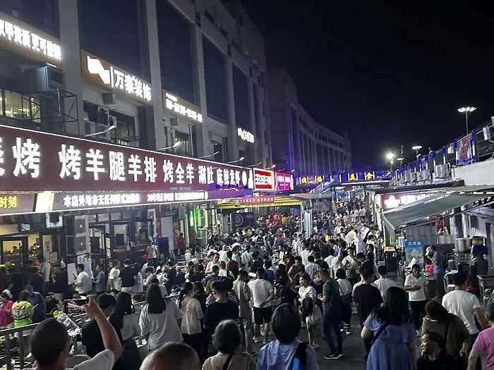 周一晚7点的牧羊村，门口人声鼎沸，但并未水泄不通，仔细找找还能看见空桌，时代财经王莹岭摄