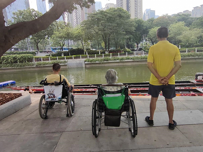 眼前是传统龙舟，抬头是广州CBD（图源：李元俊）