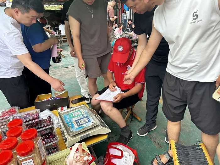 周日下午三点半，牧羊村开始开放点单，顾客们争先恐后地领取菜单，时代财经王莹岭摄