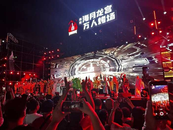 周日晚，“各路神仙”现身烧烤城，掀起一股热潮，时代财经王莹岭摄