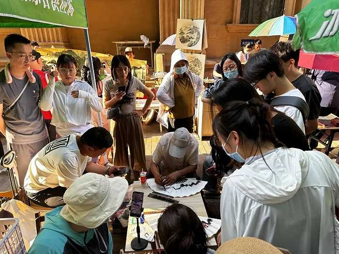 正在画梅花折扇的赵宝增，时代财经王莹岭摄