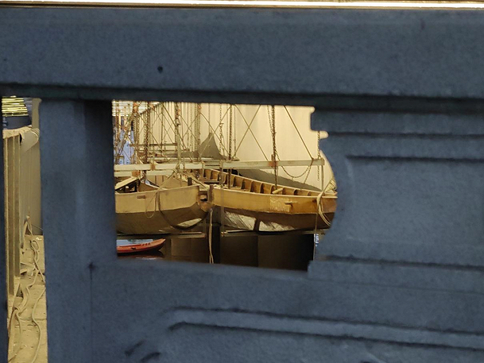 猎德村比赛用的龙船，仍然悬挂在桥梁下（图源：优优）