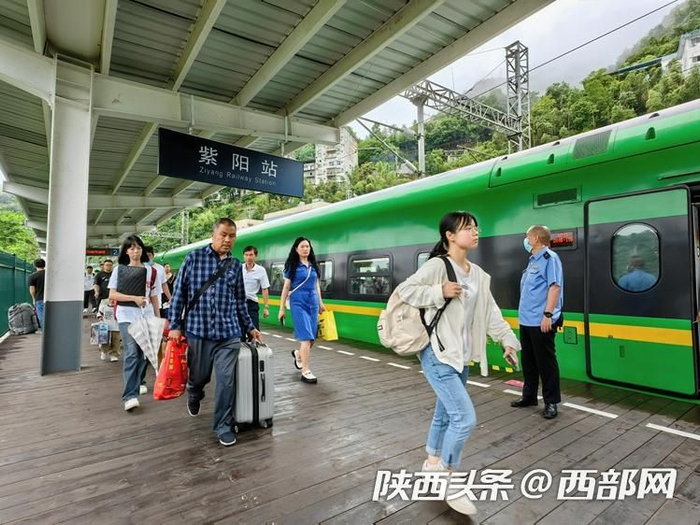 假日期间，西安局累计计划加开旅客列车281列。