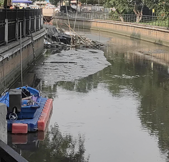 村里河道清淤中，等换了“新水”，龙舟队才会在此训练（图源：优优）