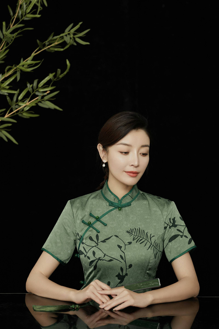 高晓菲夏至写真 绿色旗袍一展东方韵味|高晓菲|旗袍|写真_新浪新闻